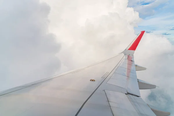 Φτερό αεροπλάνου που πετά πάνω από τα σύννεφα . — Φωτογραφία Αρχείου