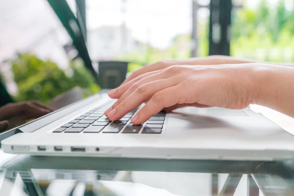 Крупним планом ділової жінки рука друку на клавіатурі ноутбука  . — стокове фото