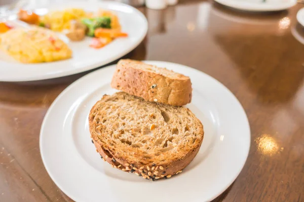 Ψωμί του τοστ σε ένα άσπρο πιάτο  . — Φωτογραφία Αρχείου