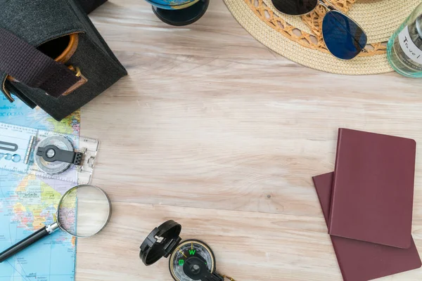 Preparazione al viaggio: bussola, denaro, passaporto, cartina stradale, cappello, sole — Foto Stock