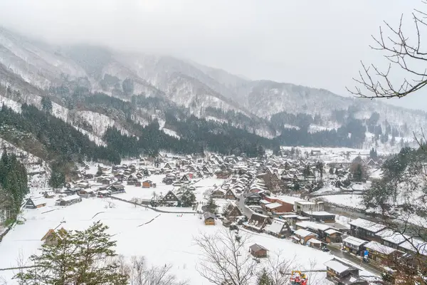 白川乡冬季有雪花飘落，日本 — 图库照片