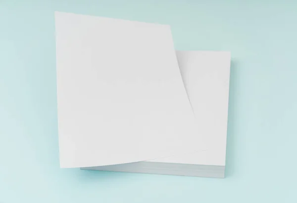 Plakát prázdné leták, brožuru maketa, A4, Us-Letter, na modrém pozadí — Stock fotografie