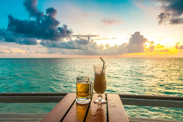 Krásné tropické Maledivy resort hotel s pláží a modré wat — Stock fotografie