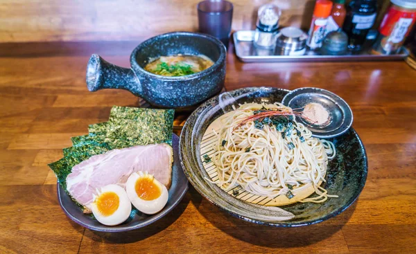 Macarrão ramen japonês na mesa — Fotografia de Stock