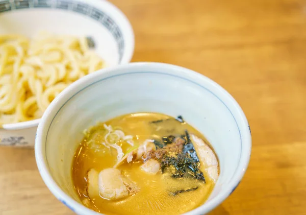 Japoński makaron ramen na stole — Zdjęcie stockowe