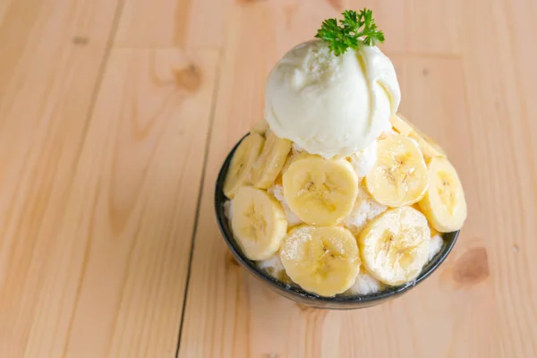 Estilo Coreano Bing Banana Fresca Raspada Gelo Mesa Madeira — Fotografia de Stock