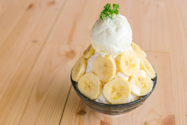 Style Coréen Bing Banane Fraîche Glace Rasée Sur Table Bois — Photo