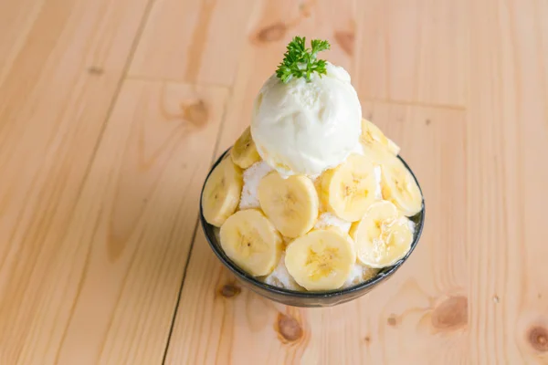 Korean style bing su fresh banana shaved ice on wood table . — Stock Photo, Image