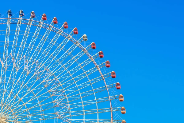 青い空の観覧車 — ストック写真