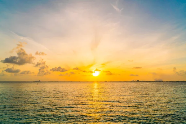 Hermosa puesta de sol con cielo sobre el mar tranquilo en Maldivas tropicales isl — Foto de Stock