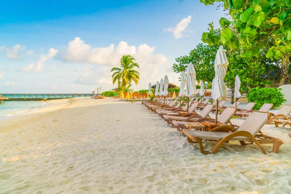 Leżaki plażowe z parasolem w Malediwy Wyspy, białe piaszczystej plaży — Zdjęcie stockowe