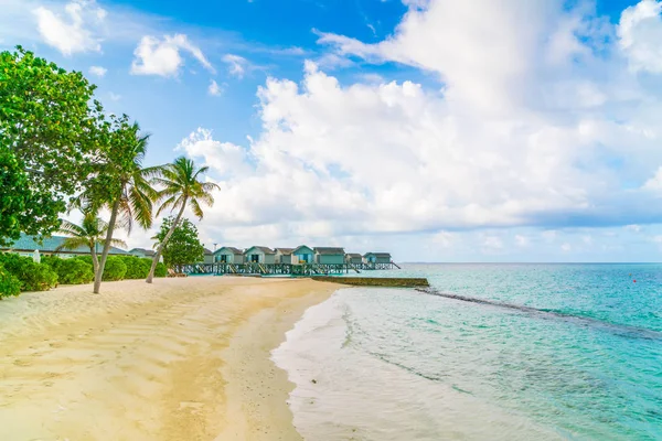 Beautiful tropical Maldives island with white sandy beach and se — Stock Photo, Image