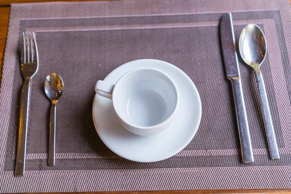 Vide tasse de café avec accessoires sur la table de petit déjeuner  . — Photo