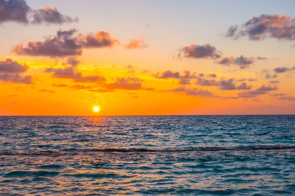 熱帯のモルディブの穏やかな海の上空の夕焼けは美しかったです。 — ストック写真
