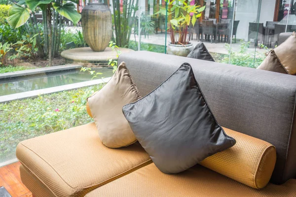 Fechar a mobília moderna com travesseiros  . — Fotografia de Stock