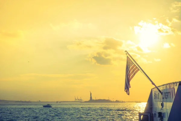 Американський прапор з містом статуя свободи, Нью-Йорк, США. (F — стокове фото