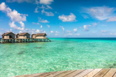 Güzel tropikal Maldivler resort otel plaj ve mavi wat ile