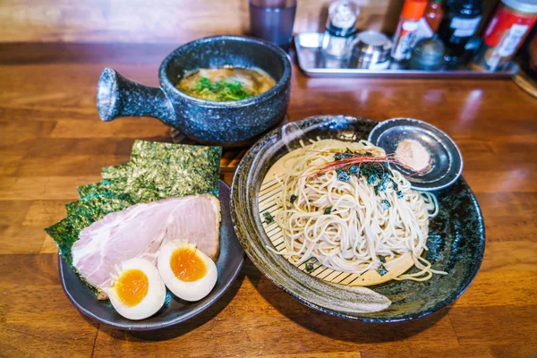 Fideos de ramen japoneses en la mesa — Foto de Stock