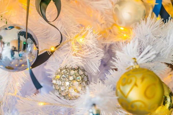 Kerstboom en decoraties — Stockfoto