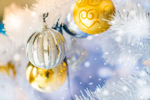 Weihnachtsbaum und Dekoration — Stockfoto