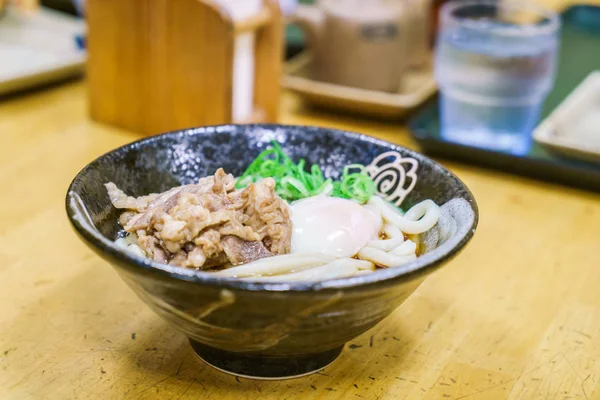 Fideos de ramen japoneses en la mesa —  Fotos de Stock