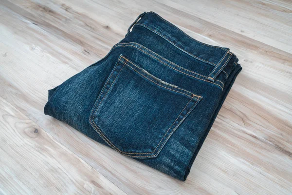 Blue Jeans auf Holzgrund . — Stockfoto