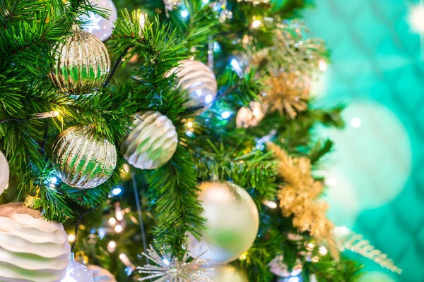 Gros plan des décorations de sapin de Noël fond — Photo