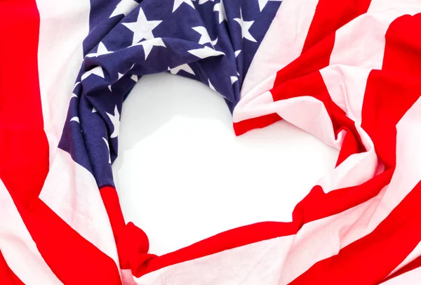 Kalp şekli beyaz zemin üzerine Amerikan bayrağı .