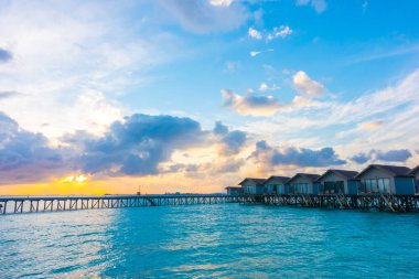 Tropikal Maldivler adalar su Villa ile güzel gündoğumu