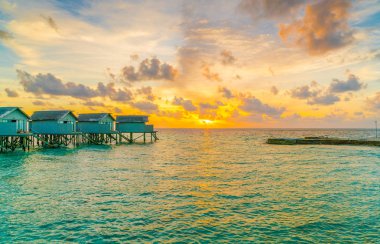Tropikal Maldivler Adası'nda gün batımını güzel su Villa