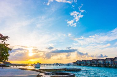 Tropikal Maldivler adalar su Villa ile güzel gündoğumu