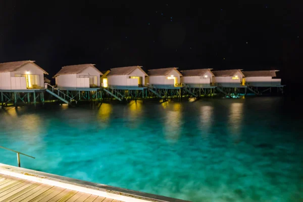 Desenfoque abstracto Vía Láctea sobre casas de campo villa de agua en Maldivas  . — Foto de Stock