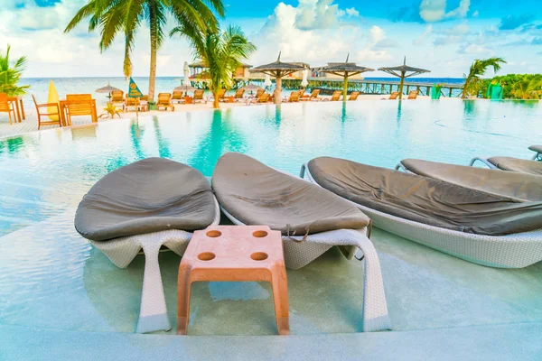 Mesa y sillas en el restaurante en la isla tropical de Maldivas  . —  Fotos de Stock