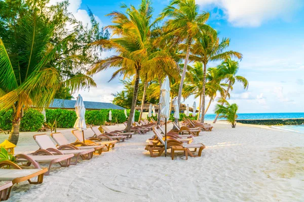 Plážová lehátka s deštníkem na Maledivy ostrov, bílé písečné pláže — Stock fotografie