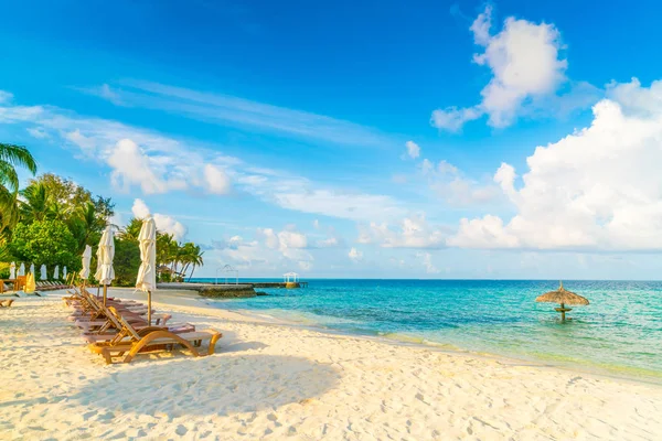 Plážová lehátka s deštníkem na Maledivy ostrov, bílé písečné pláže — Stock fotografie