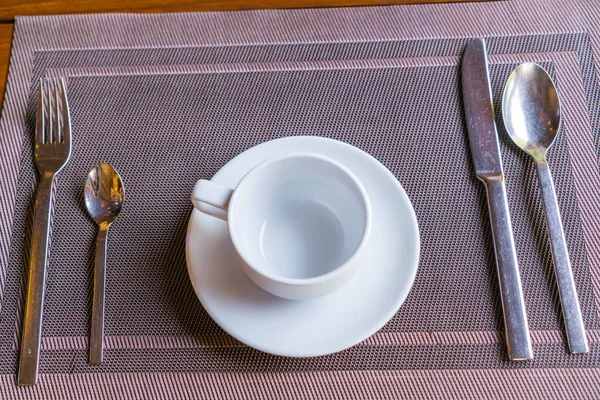 Leere Tasse Kaffee mit Zubehör auf dem Frühstückstisch . — Stockfoto