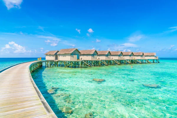 Hermosas villas de agua en la isla tropical de Maldivas   . — Foto de Stock