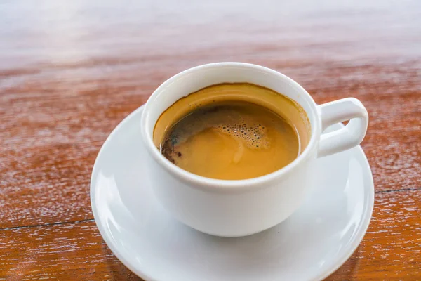 Café en taza blanca sobre mesa de madera  . —  Fotos de Stock