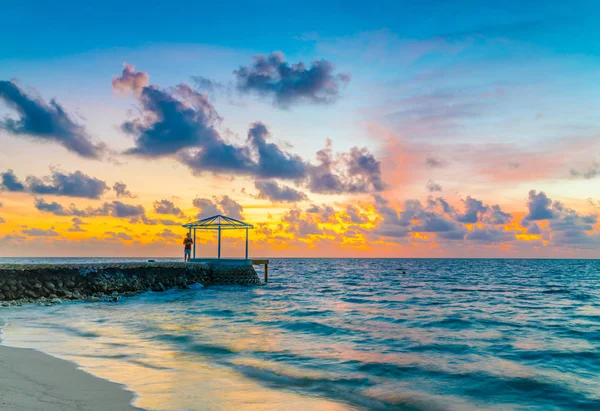 Hermosa puesta de sol con el cielo sobre el mar tranquilo en las Maldivas tropicales es — Foto de Stock