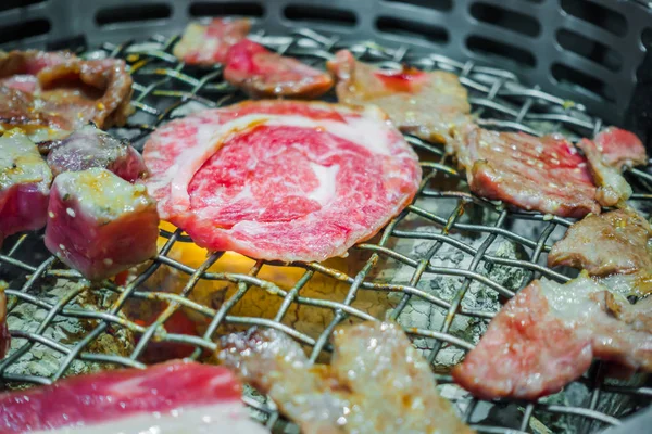Japanse stijl rauwe vers rundvlees op hete barbecue grill . — Stockfoto