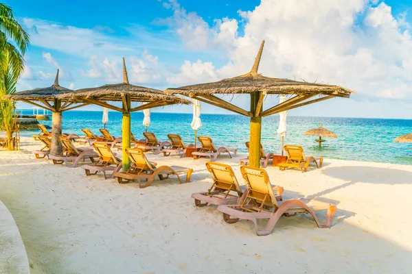 Beach chairs with umbrella at Maldives island, white sandy beach — Stock Photo, Image