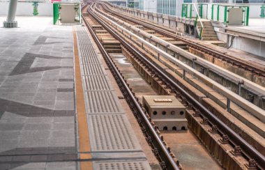 Elektrikli tren tren istasyonu .