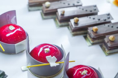 Buzdolabında parlak renkli kek .