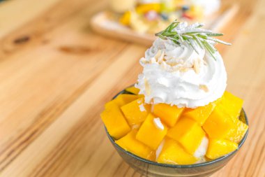 Kore usulü taze mango. Ahşap masada buzlu. .