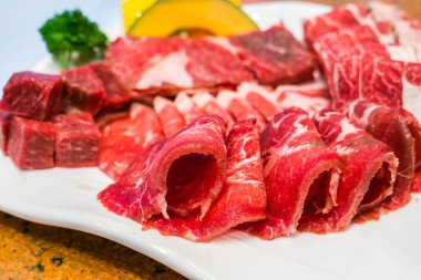 Pişmemiş çiğ et. .