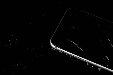 Siyah backgrou su sıçramasına ile su geçirmez akıllı telefon