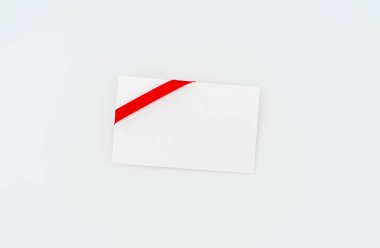 kırmızı kurdele bows kartıyla .