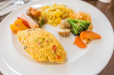 Kahvaltıda yumurtalı omlet. .