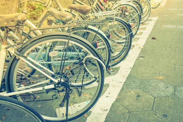 Fila de bicicletas aparcamiento (Filtrado imagen procesada efecto vintage . —  Fotos de Stock