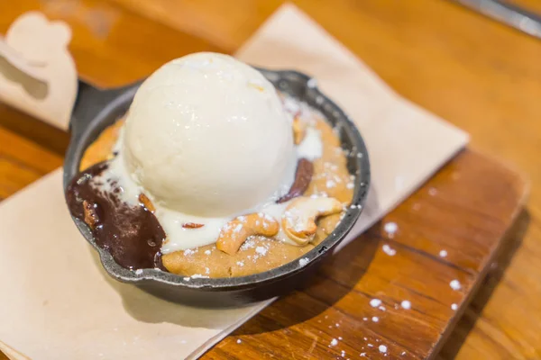 Chocoladetaart met vanille ijs . — Stockfoto